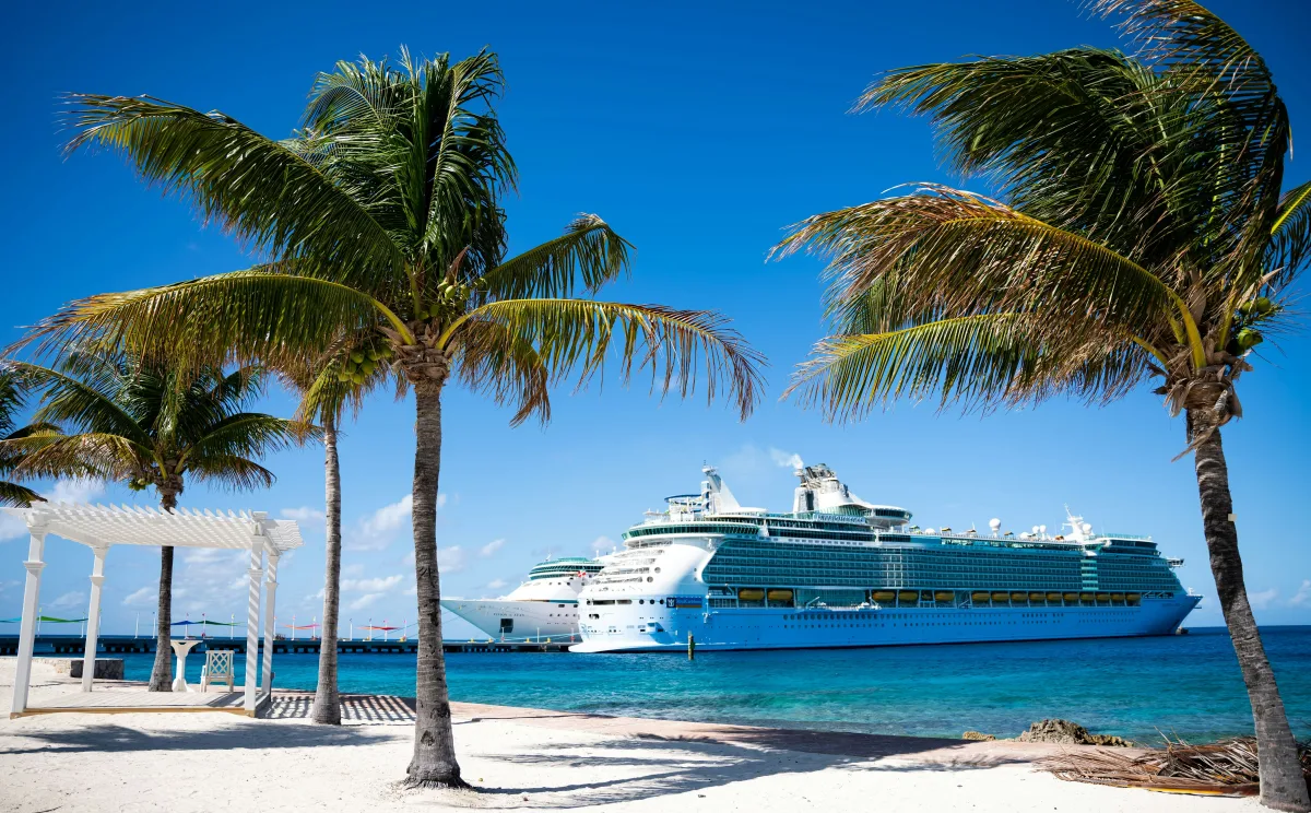 Palmiers et navires de croisière sur une mer turquoise