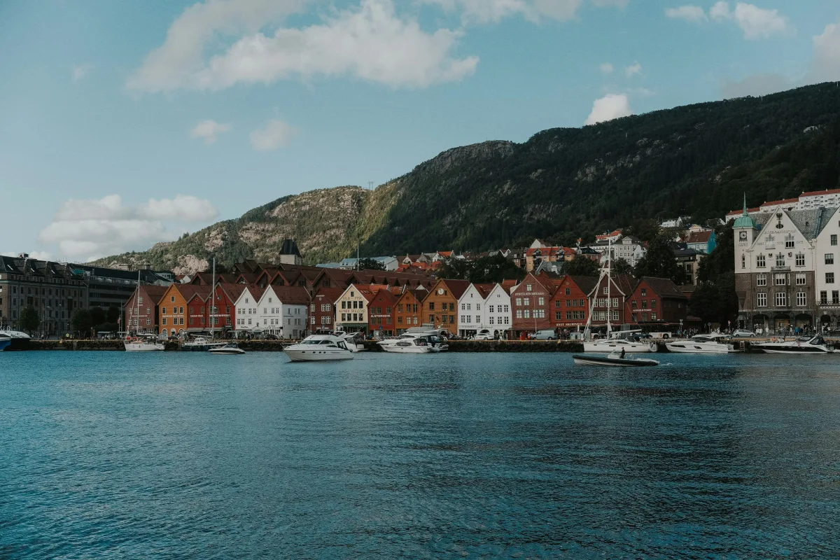 Maisons colorées et montagnes au bord d’un port nordique