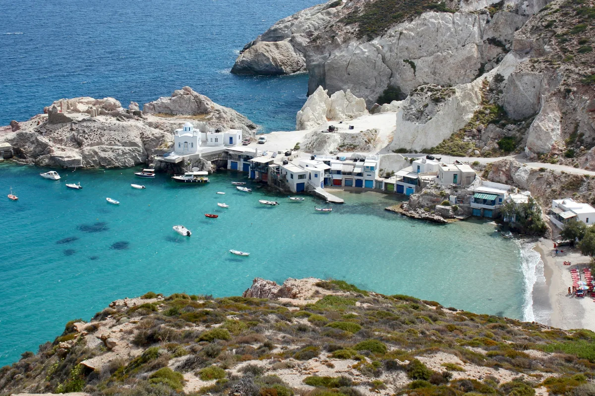 Maisons blanches au bord d’une crique grecque
