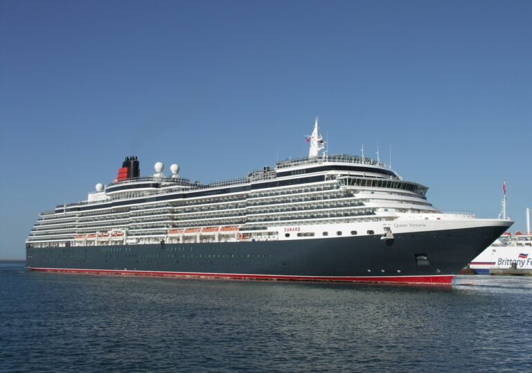 Avec Cunard, Traversées transatlantiques et grands voyages 4 Cubard Queen Victoria